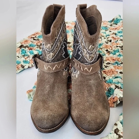 || NAUGHTY MONKEY || taupe, suede booties - Picture 2 of 7